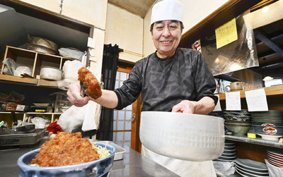 料理を盛り付ける古俣さん。「新しいみそが見つかれば使ってみる」と納得の味を追求している