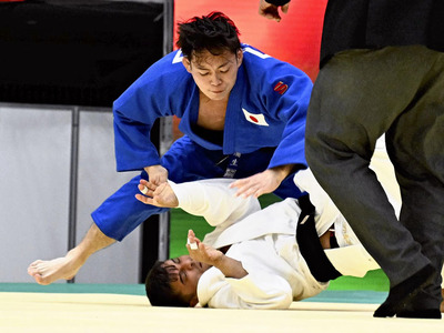 【男子７３キロ級３位決定戦】一本勝ちを収めた蒲生（上）