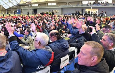 「拍手」を意味する手話で反応する来場者