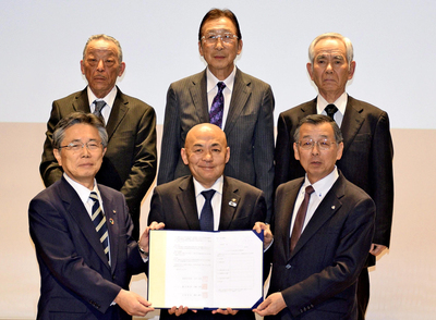 協定書に調印し、連携体制を確認した（前列左から）木賊町長、大寺市長、添田村長と小針さん（後列中央）ら