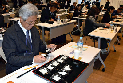 同じ条件で炊いたコメの「外観」や「香り」などを審査する審査員ら