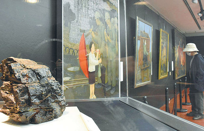 炭坑労働者目線で描かれた絵画や関連史料を展示している企画展