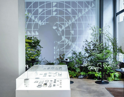 ミラノデザインウィークに初出展したシグマのブース。製品を分解した部品展示が好評だったほか、奥には会津の自然をテーマにしたインスタレーションも展示した＝４月、イタリア・ミラノ