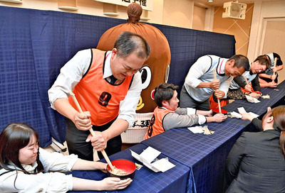 納豆の混ぜる回数を競う参加者