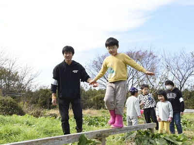「経験は自立心と想像力を育む」と語る飯塚さん（左）。「こかげの学校」を運営し、子どもたちの自然体験の場を作っている