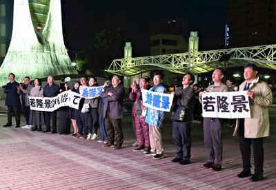 若隆景の勝利に歓声を上げる観客ら