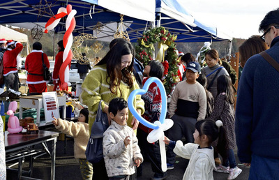 一足早いクリスマス気分を楽しむ来場者