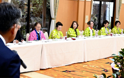 講話に耳を傾ける女将ら