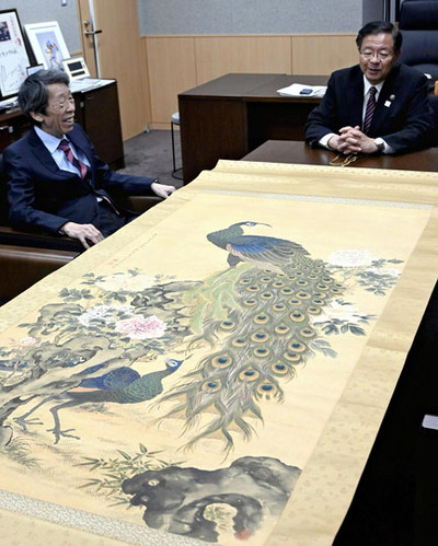 室井市長に掛け軸を贈った松平さん（左）