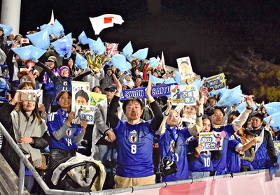 東京デフリンピックのサッカー男子決勝でスタンドから選手にエールを送る観客＝２５日、Ｊヴィレッジ