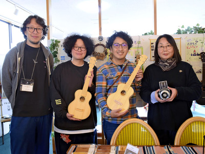 広野町産カヤで制作されたウクレレの試作品を手にする青木さん（左から３人目）ら