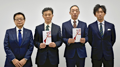 青木社長（左）、菅家社長（右）から目録を受けた長南氏（左から２人目）と鈴木氏