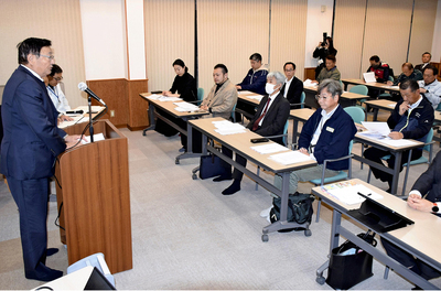 説明会で協議会発足への期待を語る篠木村長（左）