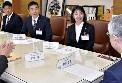 鈴木副知事に意気込みを語る（左から）森谷さん、高野さん、十文字さん