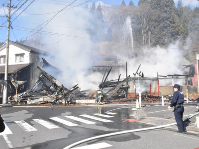 消火活動が行われる事故現場＝２８日午後０時半ごろ、鮫川村