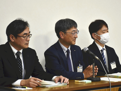 積算ミスについて説明する芳賀次長（中央）ら