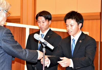 賞状を受ける東日本国際大の選手