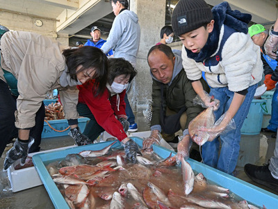 魚の詰め放題では、多くの来場者が常磐ものを求めてにぎわっていた＝２９日午前、いわき市・久之浜漁港