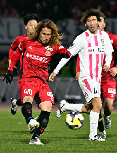 【福島―宮崎】後半30分、勝ち越しゴールを決める福島のＦＷ樋口（40）＝とうほう・みんなのスタジアム