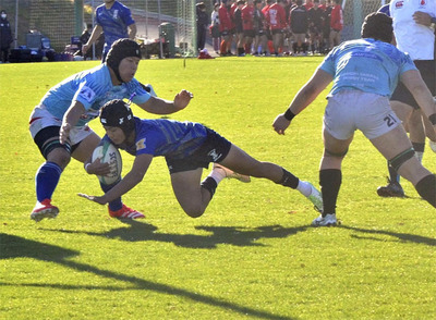 青森山田と対戦する聖光学院の選手（中央）