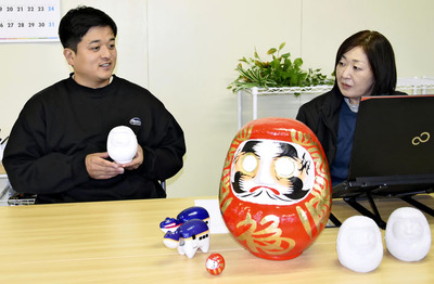 開所に向けて、スタッフと一緒に話し合いを進める渡辺さん（左）。「障害の壁を越えて、誰もが職人になれる社会を目指したい」と意気込む