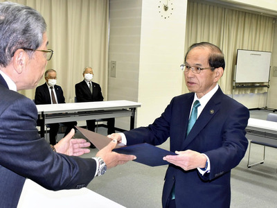 平舘委員長から当選証書を受ける三保氏（右）