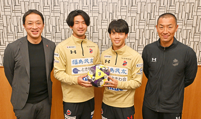 今季終了を報告した（左から）大倉社長、堂鼻、柴田、田村監督