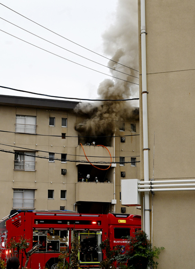 激しく煙を上げる市営住宅＝２日午後３時１５分ごろ、郡山市大槻町