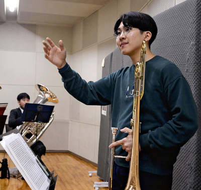 故郷の子どもたちを指導する笠間さん