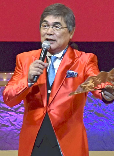 ユーモアあふれるトークを繰り広げる綾小路きみまろさん