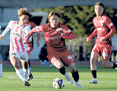 今季最終戦の宮崎戦で、ドリブルで前線に駆け上がる福島のＭＦ森〈１０〉＝１１月２９日、とうほう・みんなのスタジアム