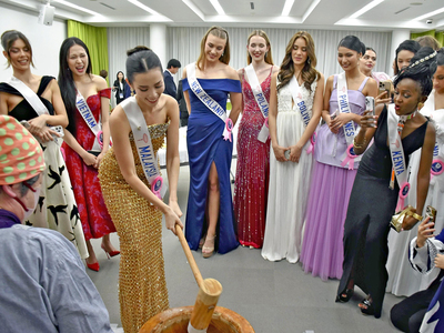 餅つきを体験するミス・インターナショナル出場者