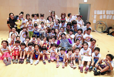 ２０１３年９月、東京都杉並区の高円寺で行ったトモダチプロジェクトの第１回公演。南相馬市と杉並の子どもたちが歌やダンスを披露した