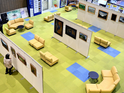 コミュニティスペースとして展示会が開かれている体育館のロビー