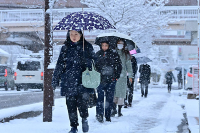 １０センチの降雪を観測した福島市。足元を気にしながら歩く姿が見られた＝４日午前７時１５分ごろ