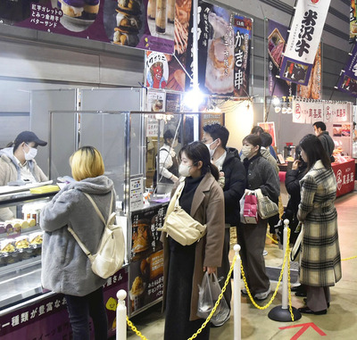 来場者でにぎわうグルメストリート