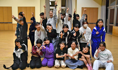 トモダチプロジェクトの子どもたちに囲まれる私（後列左から４人目）。楽しさや喜び、自分を外に出すことを体感し、その先の自分の道に進んでいってほしい