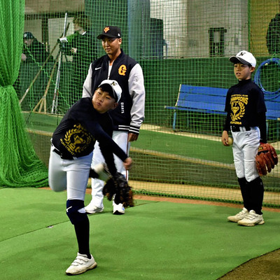 参加者の投球フォームを確認する船迫選手（左奥）