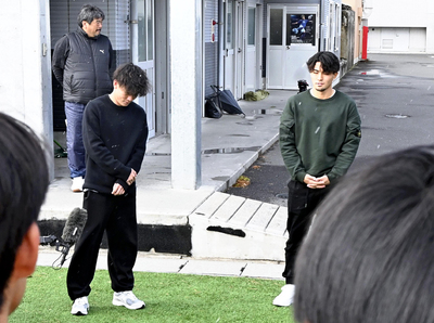 後輩にエールを送る（左から）加瀬、五十嵐の両選手