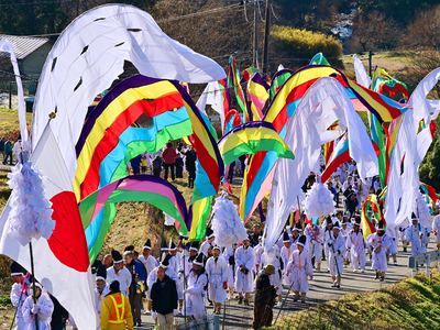 色とりどりの五反幡などを風になびかせながら山道を練り歩く氏子ら＝７日午前、二本松市