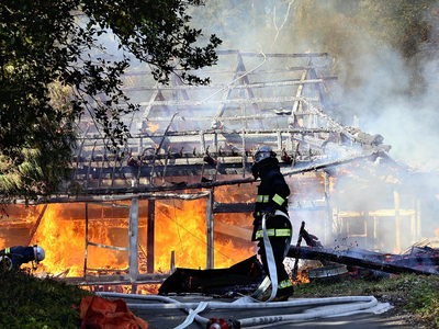 炎を上げて燃える住宅＝７日午後１時ごろ、相馬市北小泉字寺前