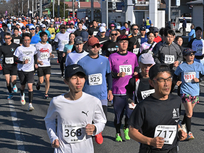 冬の日差しを浴びながら南相馬路で健脚を競うランナー＝７日午前、南相馬市