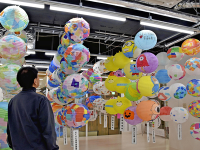 ランタン作品を鑑賞する来館者