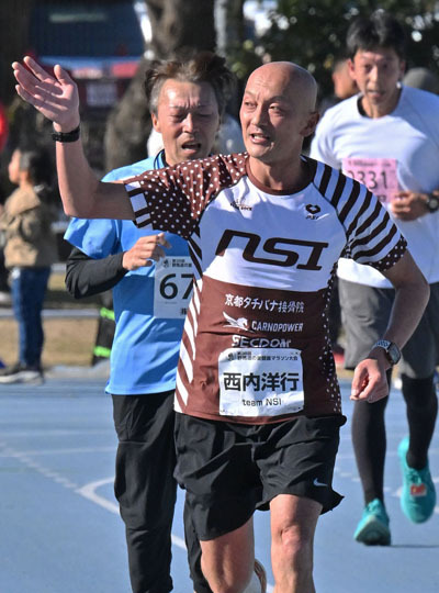 声援に応えながら圧巻の走りを見せた西内選手