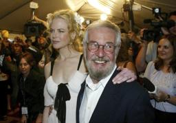 　ロバート・ベントンさん（手前右）＝２００３年９月、カナダ・トロント（ＡＰ＝共同）