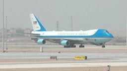 　トランプ米大統領が乗る大統領専用機エアフォースワン＝１３日、サウジアラビア・リヤド（サウジテレビ提供・ロイター＝共同）