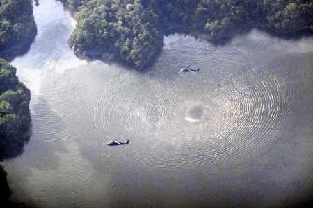 　航空自衛隊のＴ４練習機が墜落した、愛知県犬山市の入鹿池＝１４日午後４時５７分（共同通信社ヘリから）