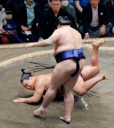 　豊昇龍（奥）が阿炎に引き落としで敗れる＝両国国技館