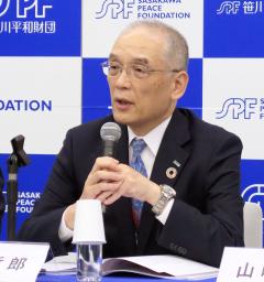 　記者会見する笹川平和財団の安全保障戦略に関する研究会座長の黒江哲郎元防衛事務次官＝１４日午後、東京都港区