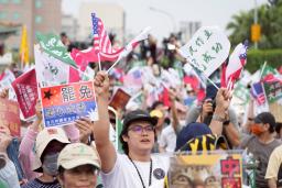 　台湾野党、国民党の立法委員のリコールを求める集会に参加する人々＝４月、台北市（共同）